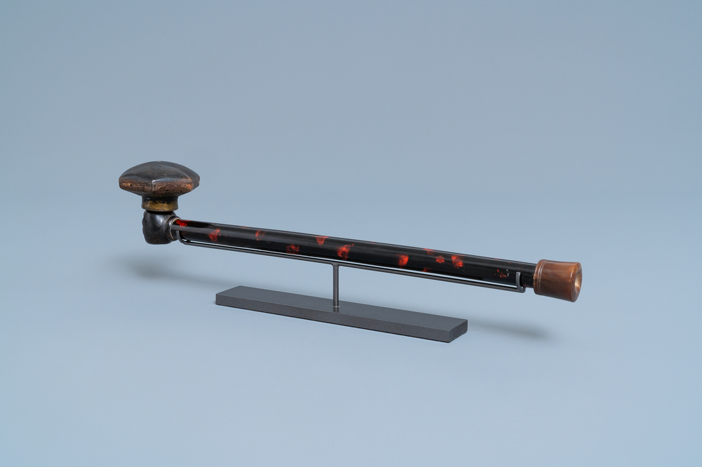 A Chinese woman's opium pipe in faux-tortoise lacquered and painted wood, 19th C.