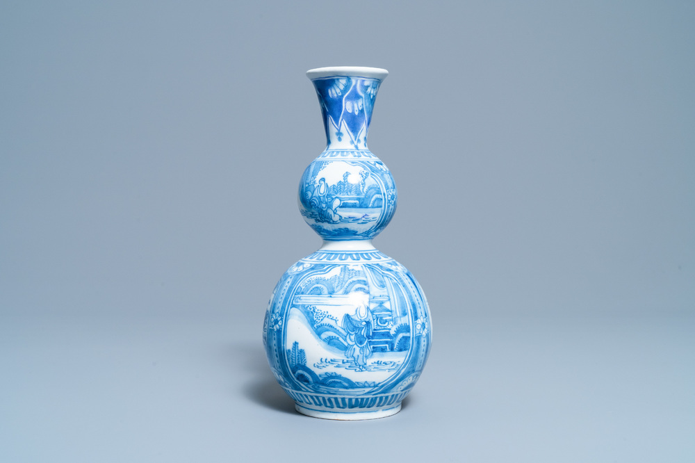 Een blauw-witte Delftse kalebasvaas met chinoiserie decor, eind 17e eeuw