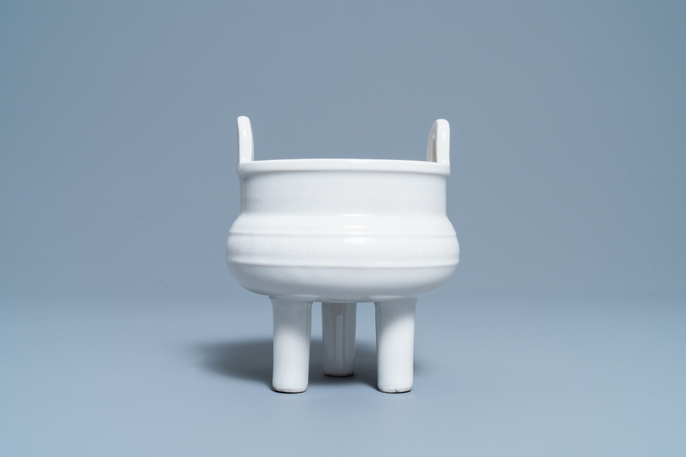 Un br&ucirc;le-parfum tripod en porcelaine blanc de Chine de Dehua