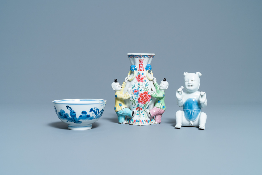Un bol, une figure d'un gar&ccedil;on et un vase mural en porcelaine de Chine, Kangxi/Qianlong