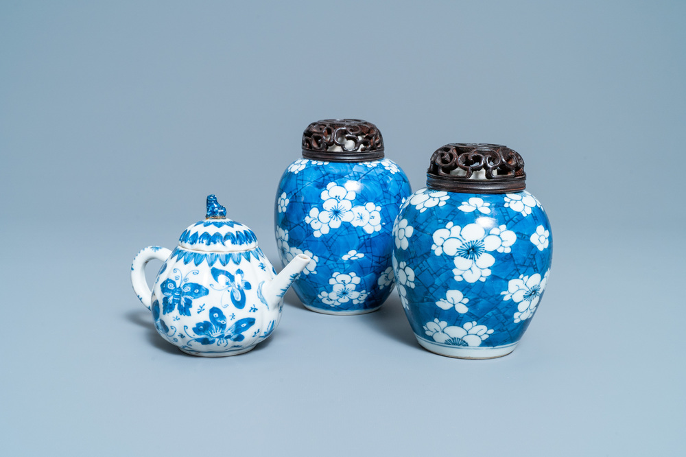 Une paire de jarres et une th&eacute;i&egrave;re couverte en porcelaine de Chine en bleu et blanc, Kangxi