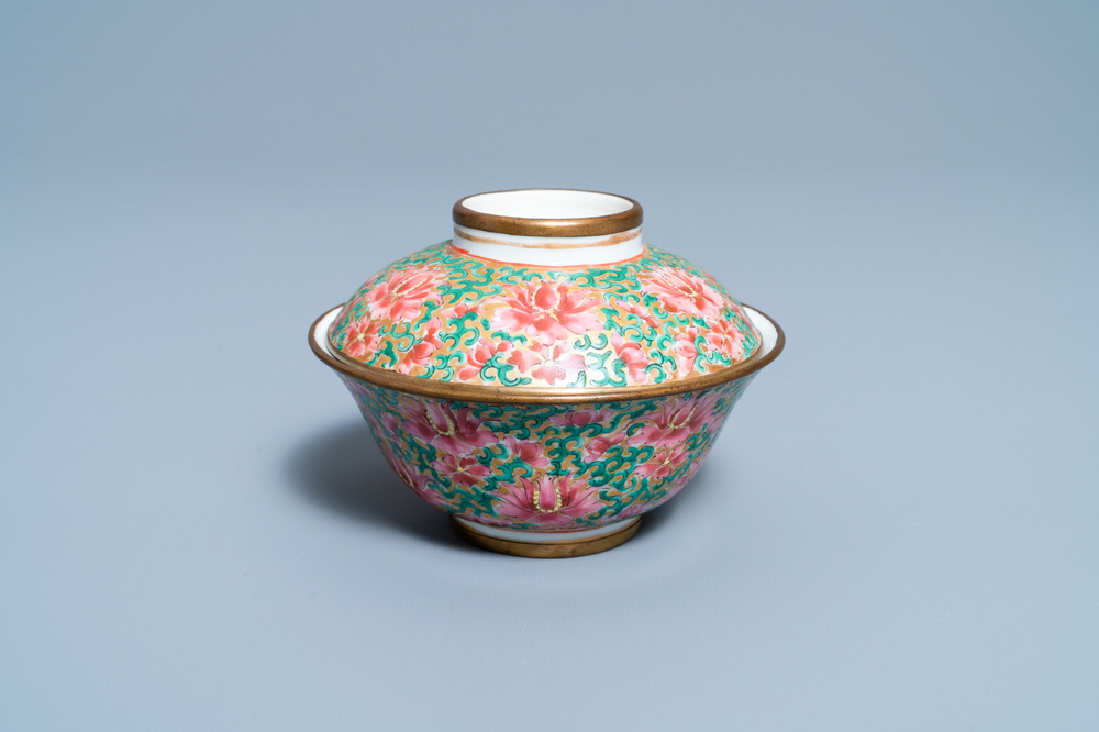 Un bol couvert en porcelaine de Chine Bencharong pour le march&eacute; thai, 19&egrave;me