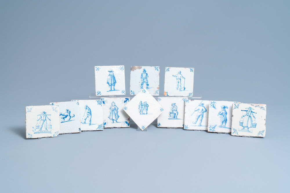 Twaalf blauw-witte Delftse tegels met figuren, 17e eeuw