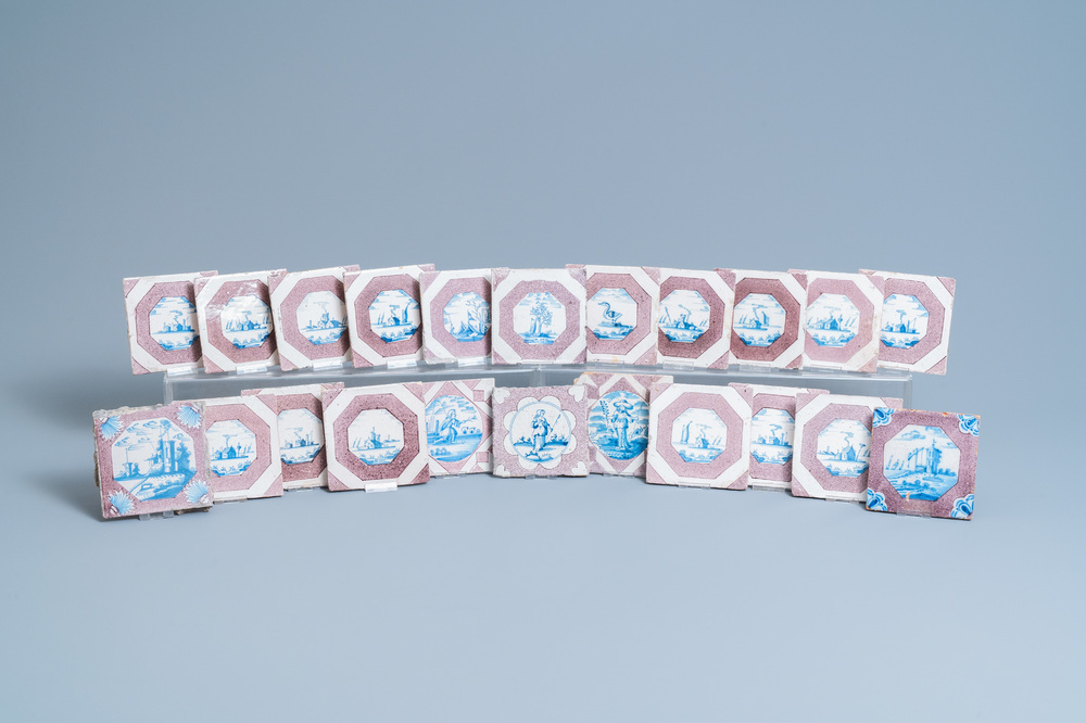 22 blauw-witte en mangane Delftse tegels, 17/18e eeuw