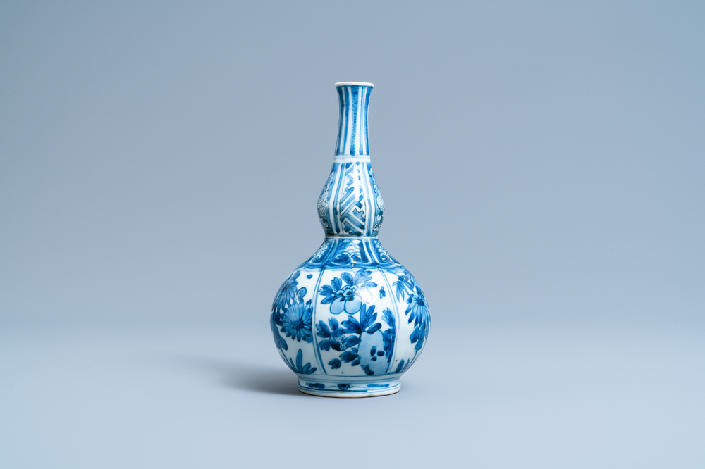 A Chinese blue and white double gourd vase with floral design, Wanli
