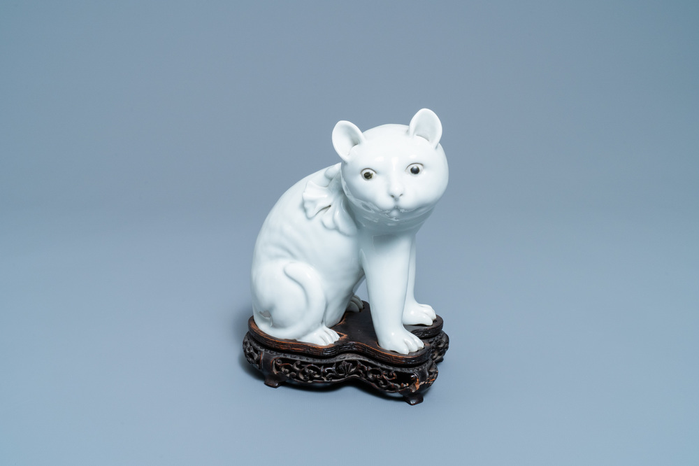 Un mod&egrave;le d'un chat en porcelaine blanc de Chine de Dehua sur socle en bois, 19&egrave;me