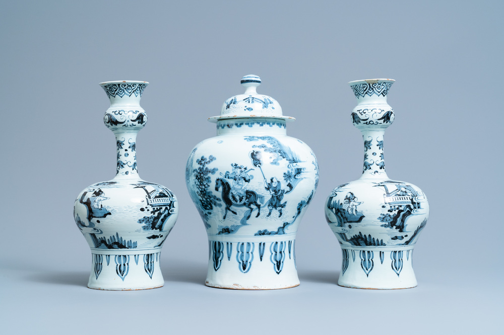 Een driedelig blauw-wit Delfts kaststel met chinoiserie decor, 17/18e eeuw