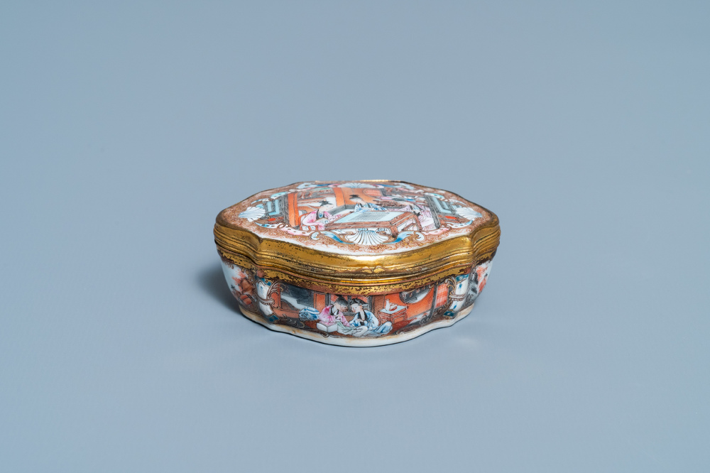 Une bo&icirc;te couverte en porcelaine de Chine famille rose &agrave; monture dor&eacute;e, Qianlong