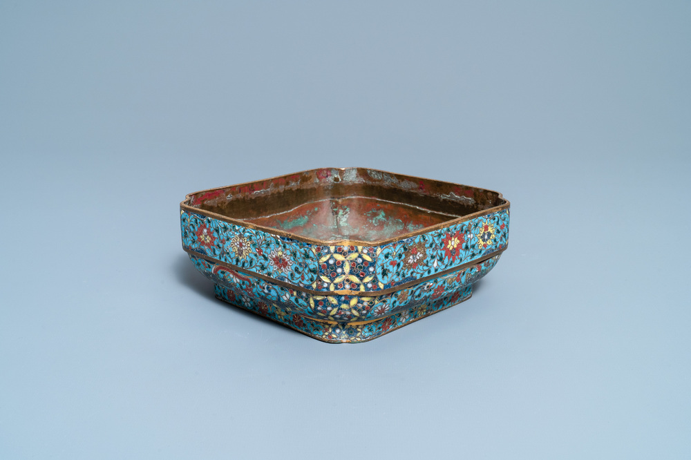 Een Chinese vierkante cloisonn&eacute; kom, Ming