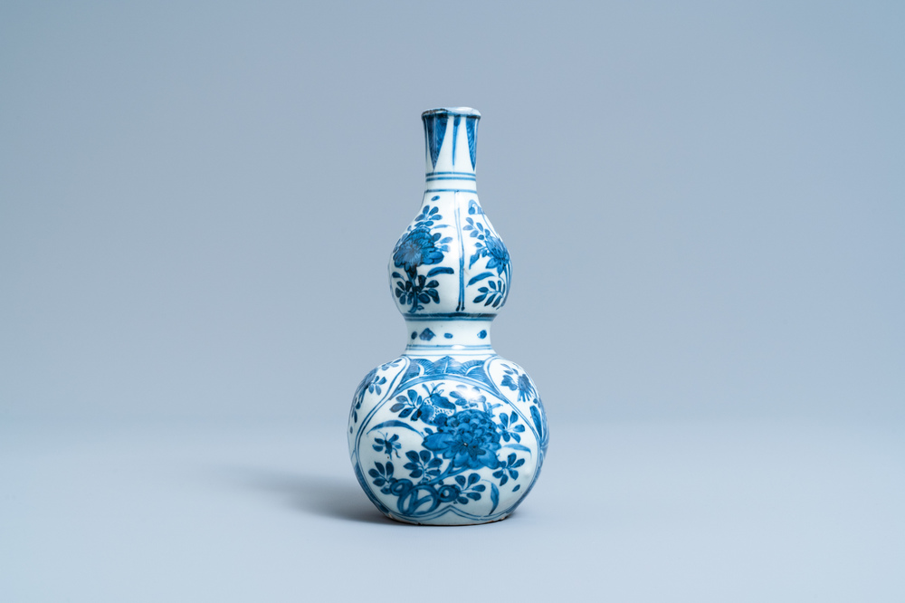Een Chinese blauw-witte kalebasvaas met floraal decor, Wanli
