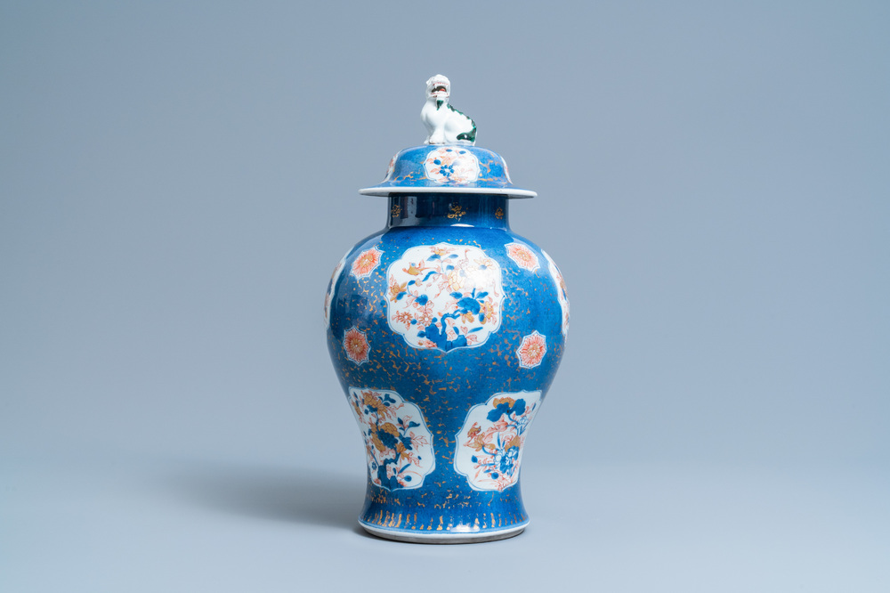 Un vase couvert en porcelaine de Chine &agrave; fond bleu poudr&eacute;, Kangxi