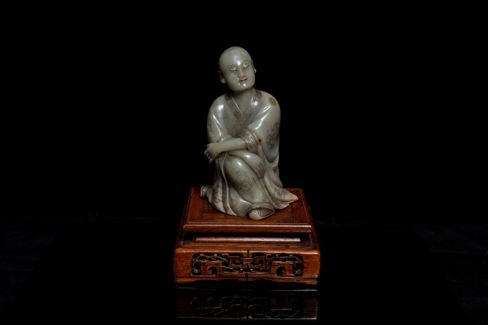 A Chinese Shoushan soapstone figure of a seated man, 18/19th C.