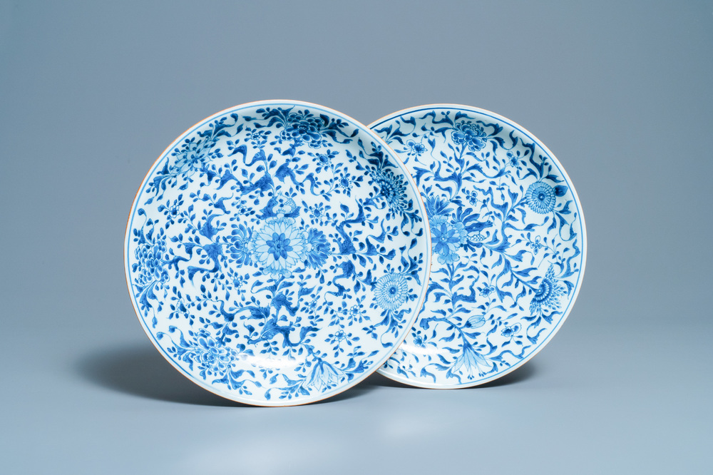 Une paire de plats en porcelaine de Chine en bleu et blanc, Kangxi