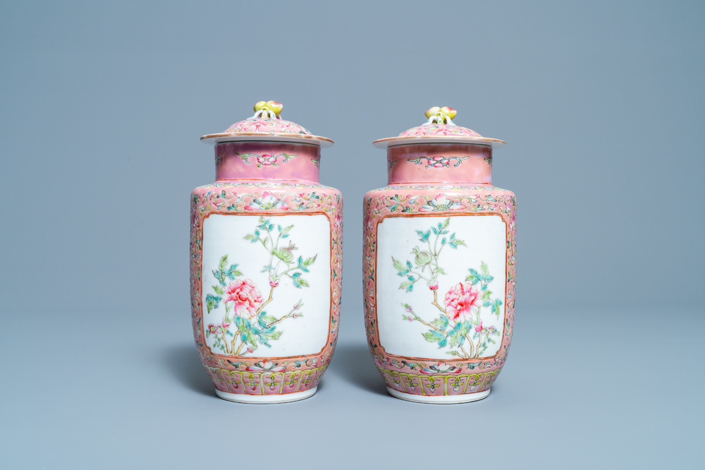 Une paire de vases couverts en porcelaine de Chine famille rose, marque de Hongxian, R&eacute;publique