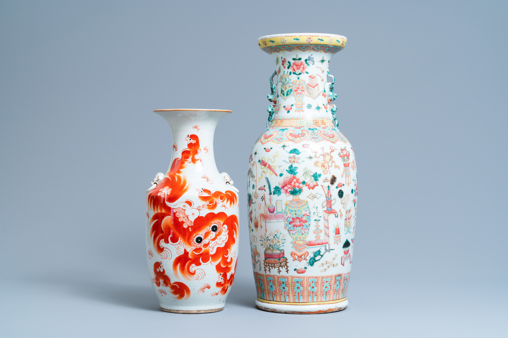Un vase en porcelaine de Chine famille rose et un en rouge de fer, 19/20&egrave;me