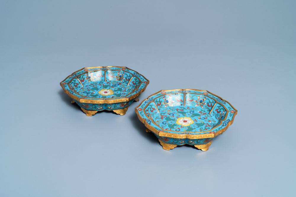 Een paar Chinese bloemvormige cloisonn&eacute; schotels, Qianlong