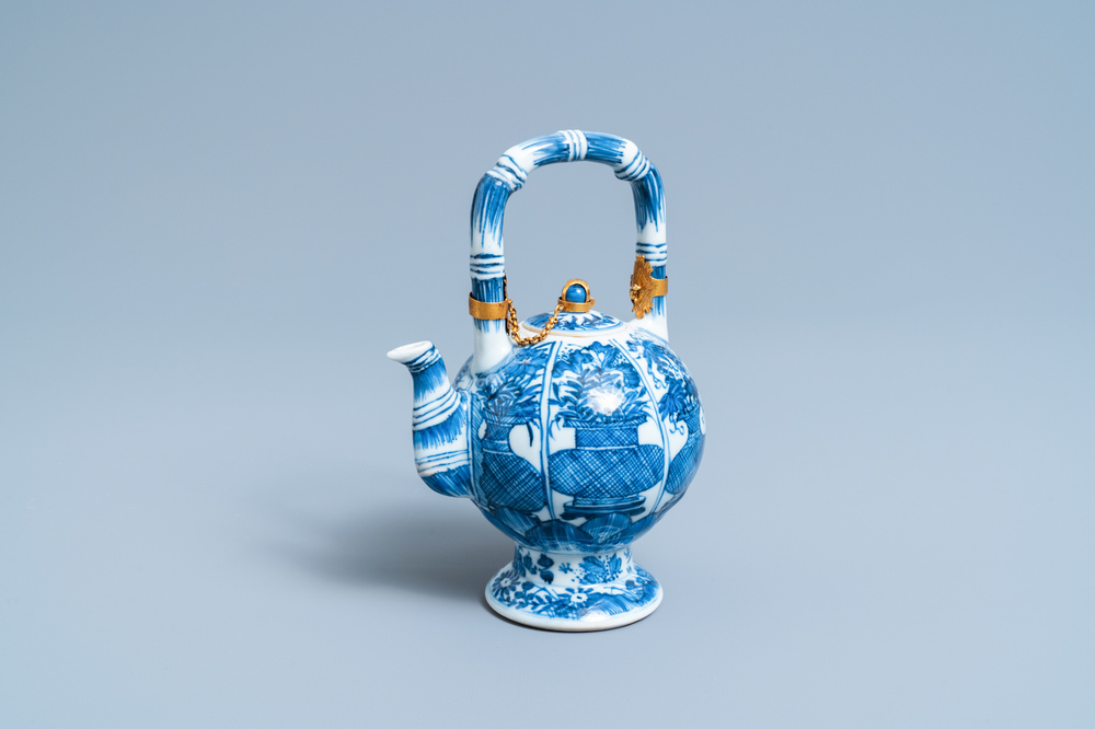 Une th&eacute;i&egrave;re couverte en porcelaine de Chine en bleu et blanc &agrave; monture dor&eacute;e, Kangxi