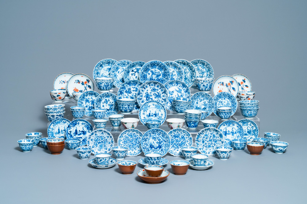 Een grote collectie Chinese blauw-witte koppen en schotels, Kangxi/Qianlong