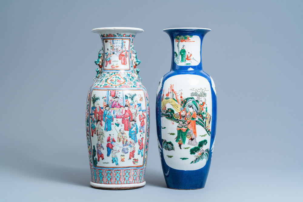 Een Chinese famille rose vaas en een famille verte vaas met poederblauwe fondkleur, 19e eeuw