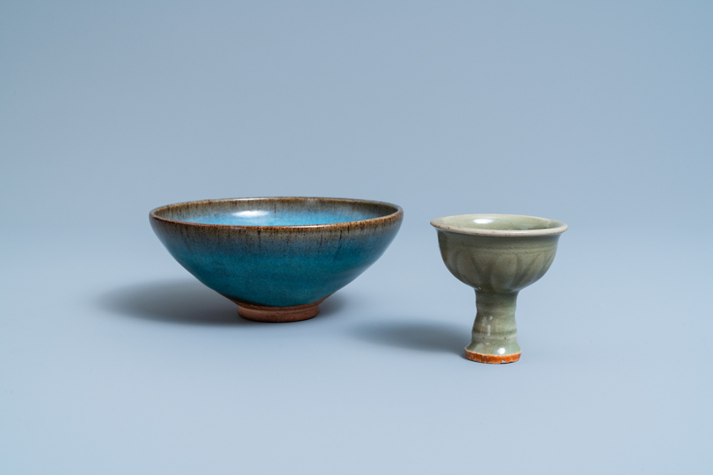 Un bol sur piedouche en porcelaine c&eacute;ladon de Longquan et un bol de type Junyao, Ming et/ou apr&egrave;s