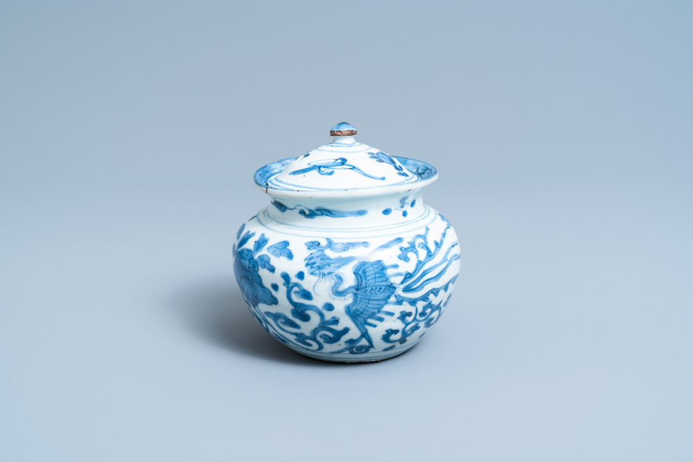 Un pot couvert en porcelaine de Chine en bleu et blanc &agrave; d&eacute;cor de ph&eacute;nix, Wanli