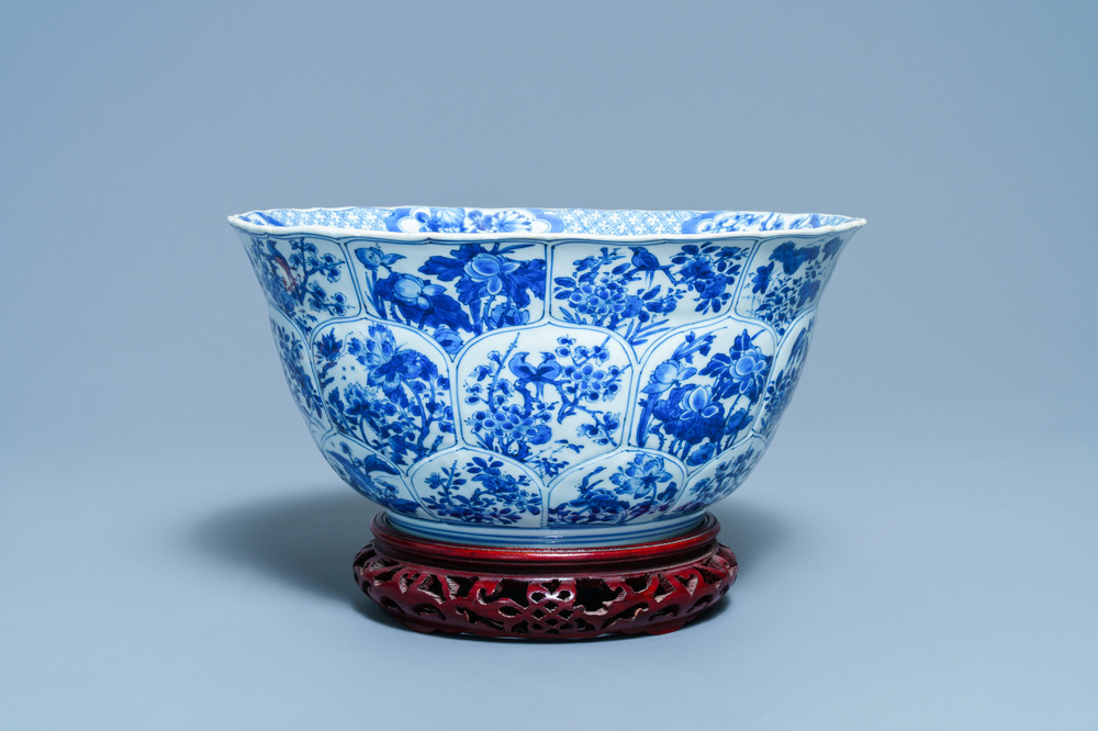 Een grote Chinese blauw-witte kom met florale vakverdeling, Kangxi