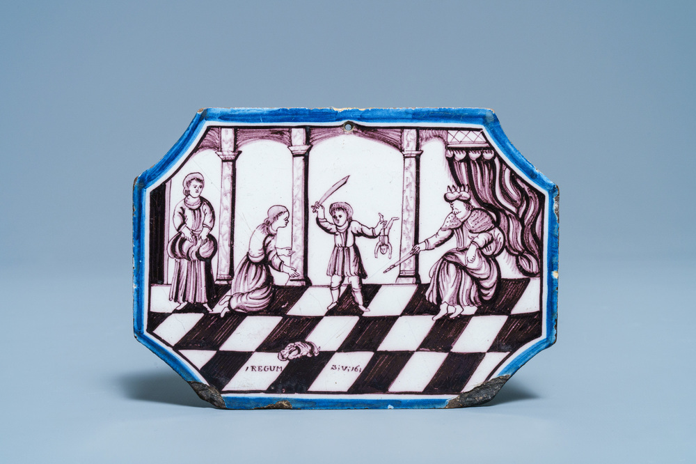 Une plaque en fa&iuml;ence de Delft en mangan&egrave;se &agrave; d&eacute;cor du 'Jugement de Solomon', fin du 18&egrave;me