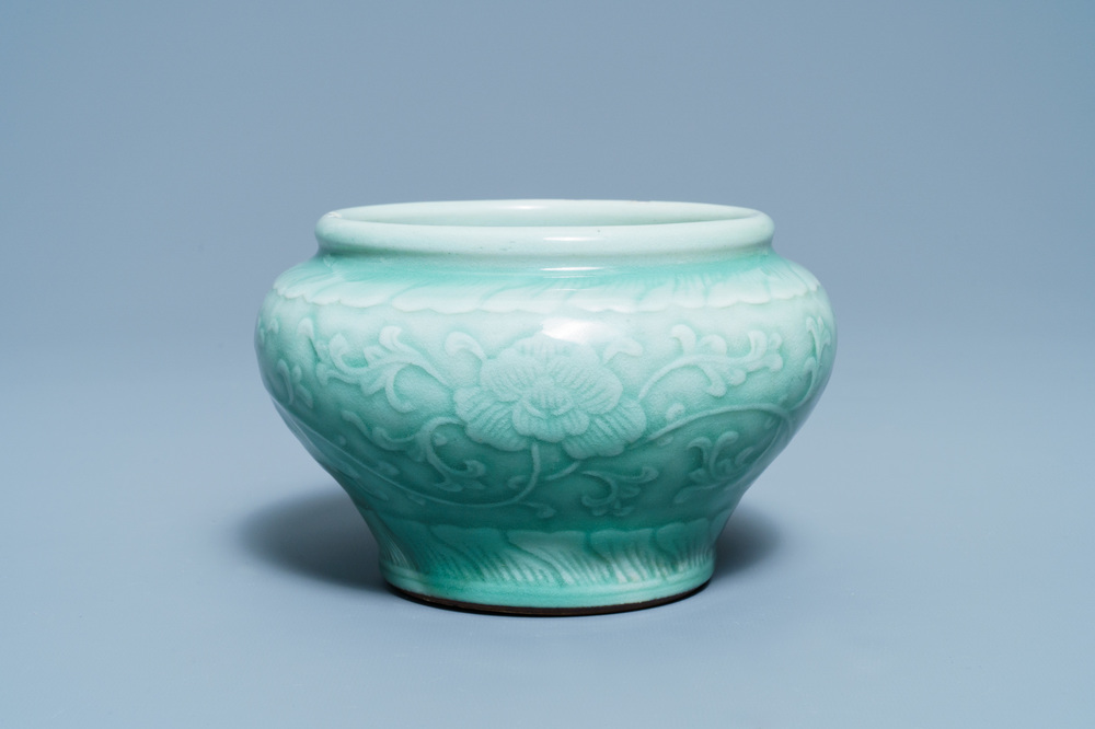 Une jarre en porcelaine de Chine c&eacute;ladon monochrome &agrave; d&eacute;cor floral, marque de Chenghua, Qianlong