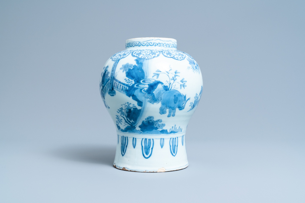 Un vase en fa&iuml;ence de Delft en bleu et blanc &agrave; d&eacute;cor chinoiserie avec un &eacute;l&eacute;phant, fin du 17&egrave;me