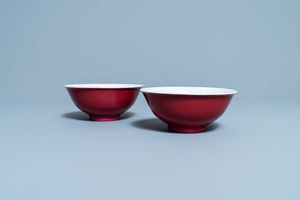 Een paar Chinese monochrome robijnrode kommen, Jiaqing merk en periode
