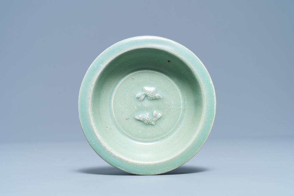 Une coupe en porcelaine de Chine c&eacute;ladon de Longquan &agrave; d&eacute;cor de 'deux poissons', Song