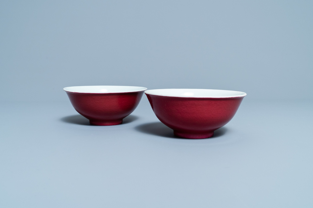 Een paar Chinese monochrome robijnrode kommen, Jiaqing merk en periode