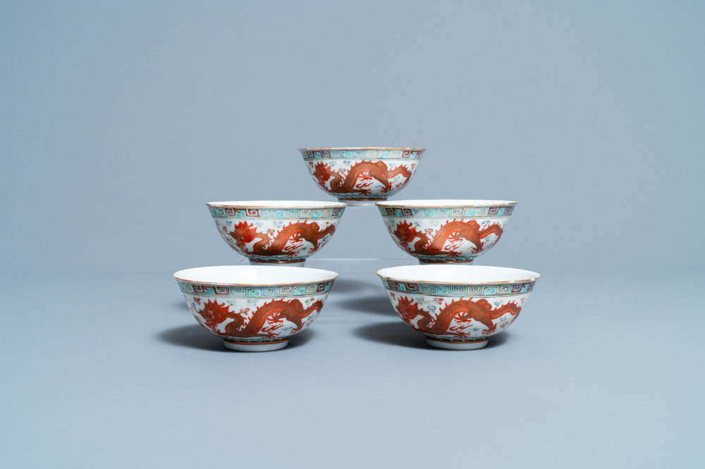 Cinq bols en porcelaine de Chine famille rose &agrave; d&eacute;cor de dragons et de ph&eacute;nix, marque et &eacute;poque de Guangxu