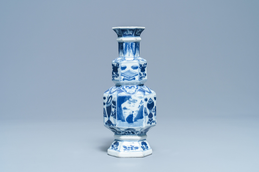 Een Chinese blauw-witte hexagonale vaas, Kangxi