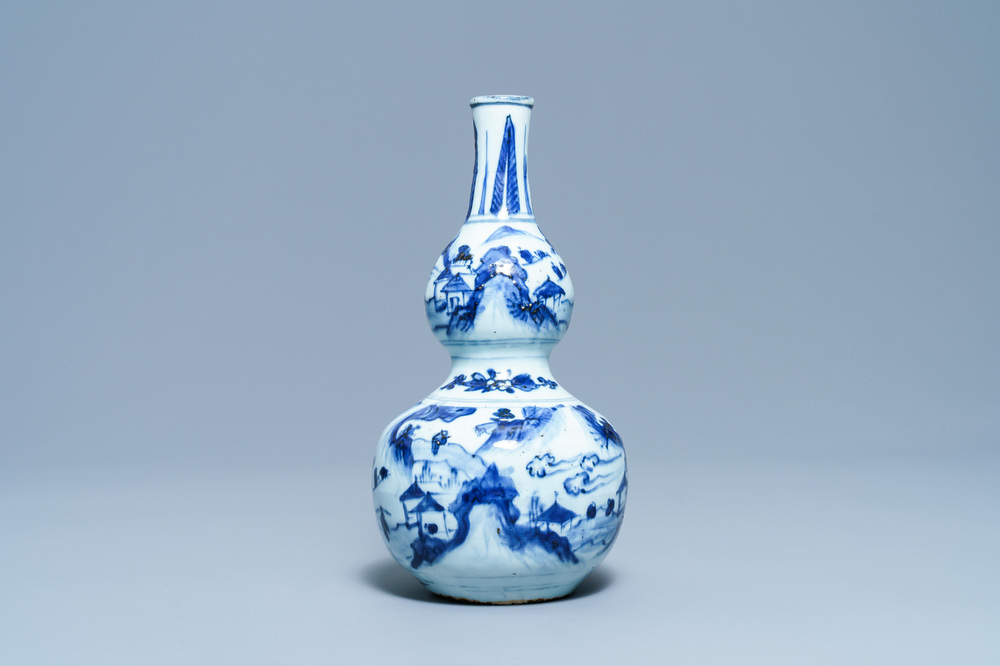Een Chinese blauw-witte kalebasvaas, Wanli