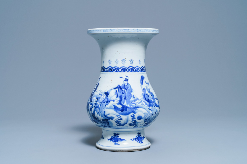 Un vase de forme poireau en porcelaine de Chine en bleu et blanc &agrave; d&eacute;cor d'immortels, Kangxi