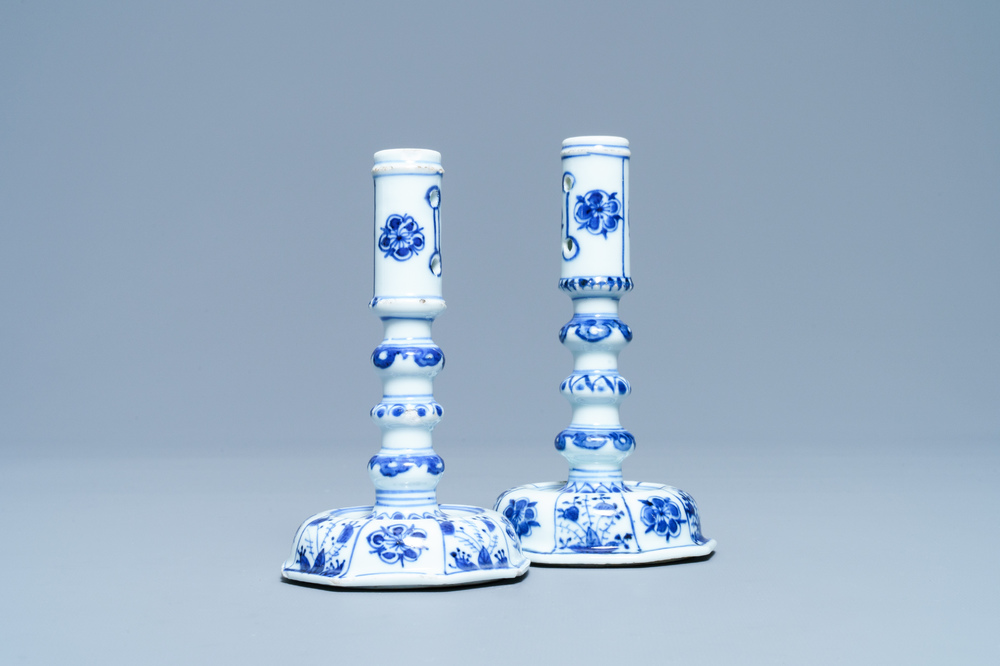 Een paar Chinese blauw-witte kandelaars, Kangxi