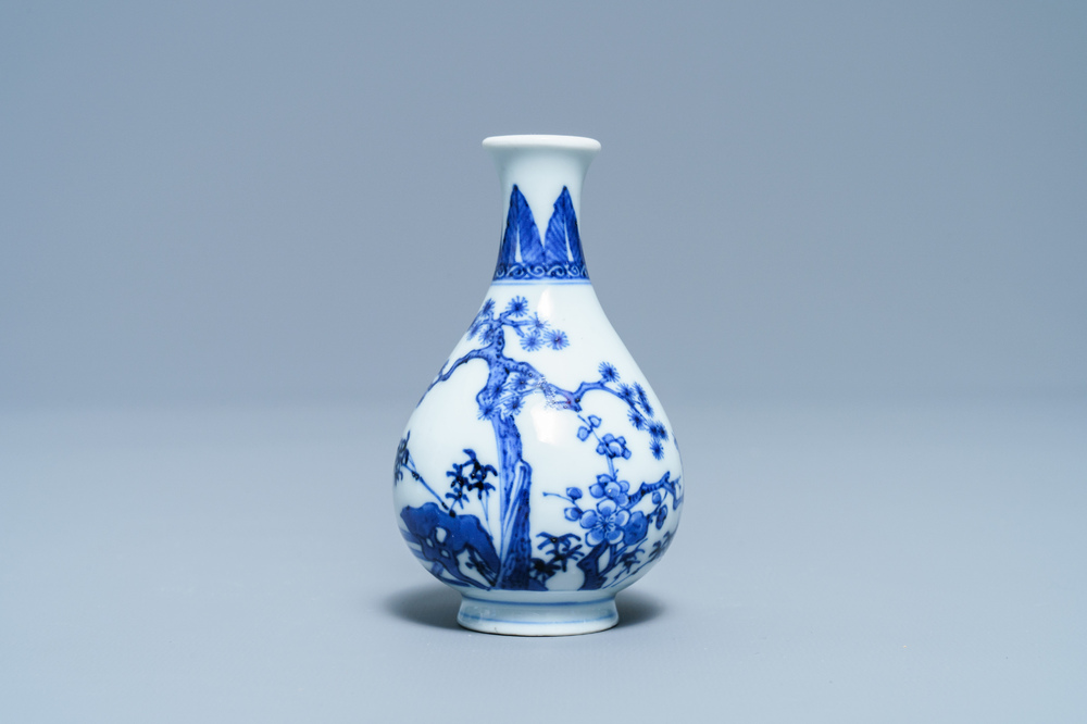 Een klein Chinees blauw-wit 'Drie vrienden van de winter' vaasje, Qianlong