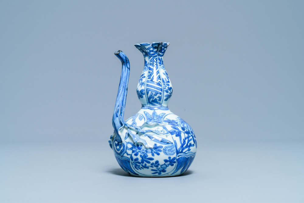 Un kendi en porcelaine de Chine en bleu et blanc en forme de grenade, Wanli