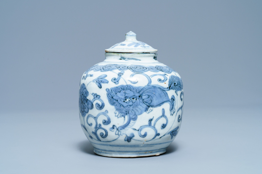 Un vase couvert en porcelaine de Chine en bleu et blanc &agrave; d&eacute;cor de lions bouddhistes, Ming
