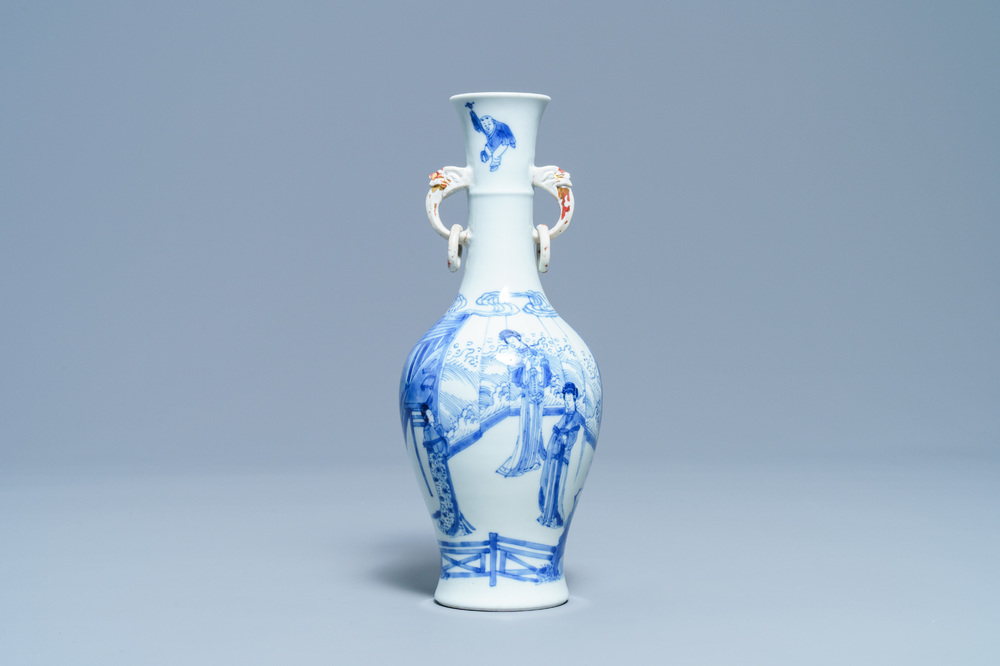 Een Chinese blauw-witte vaas met olifantenoren, Kangxi merk en periode