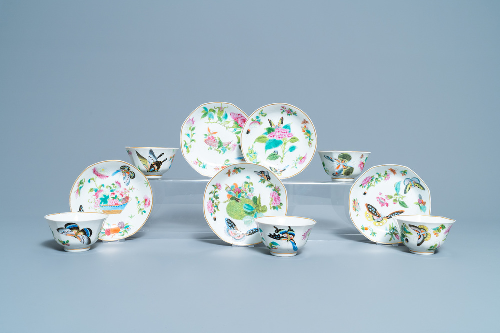 Vijf Chinese Canton famille rose koppen en schotels met vlinders, 19e eeuw