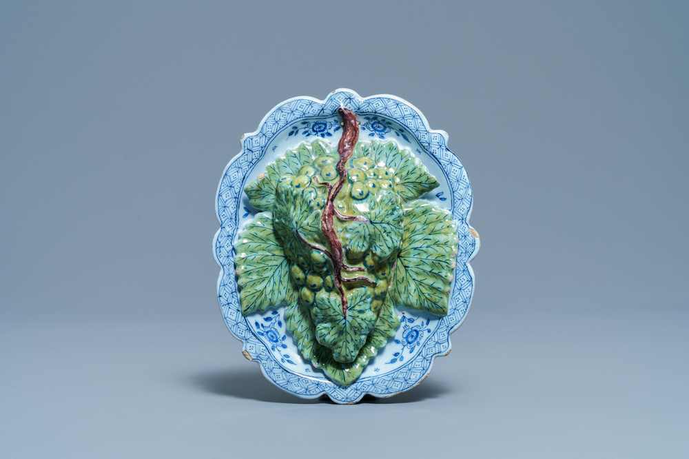 Une grappe de raisins sur pr&eacute;sentoir en fa&iuml;ence de Delft polychrome, 18&egrave;me
