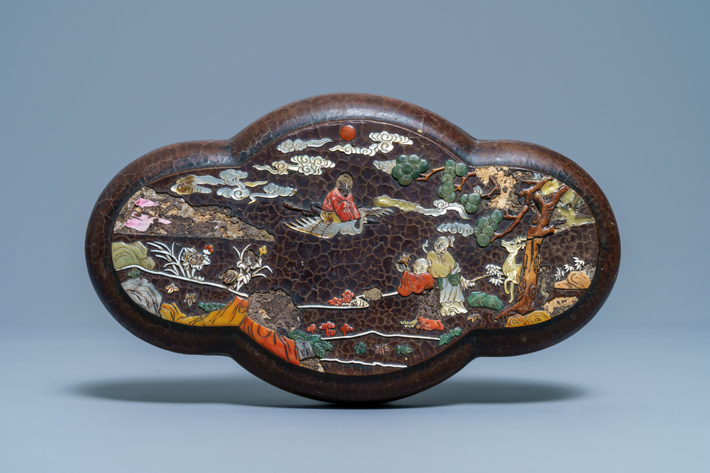 Une bo&icirc;te couverte en laque incrust&eacute; de nacre et de pierre &agrave; savon, marque de Qianlong, 18/19&egrave;me