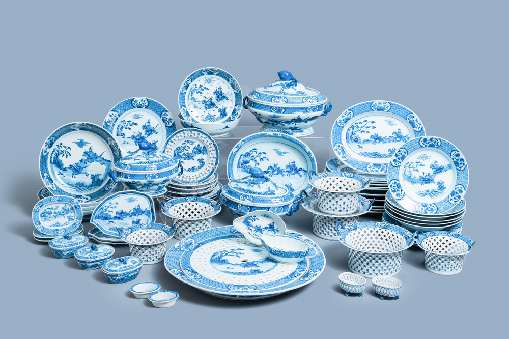 Un service en porcelaine de Chine en bleu et blanc &agrave; d&eacute;cor de sc&egrave;nes de chasse, 18/19&egrave;me