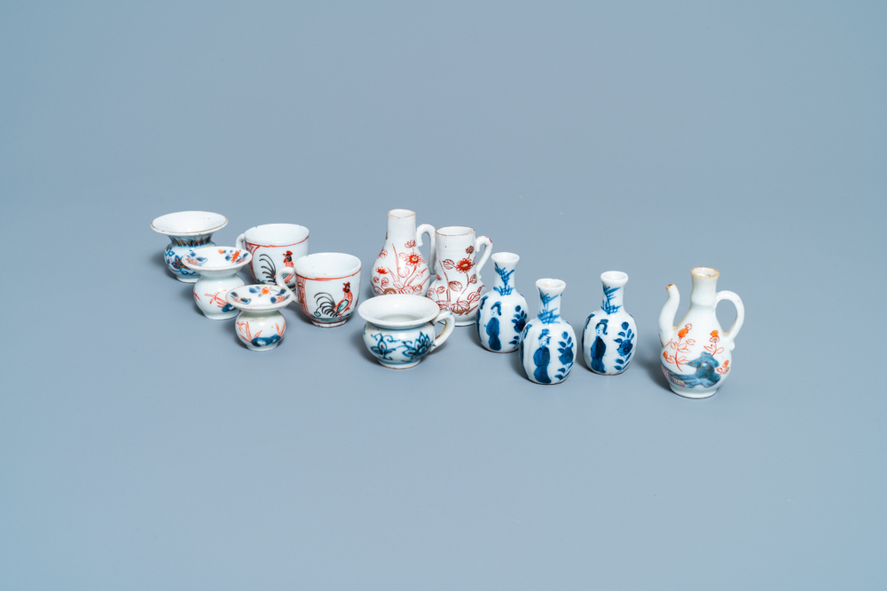 Twaalf Chinese blauw-witte en Imari-stijl miniaturen, Kangxi