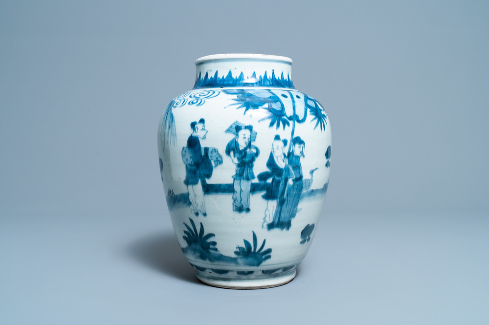 Un vase en porcelaine de Chine en bleu et blanc &agrave; d&eacute;cor de figures dans un paysage, &eacute;poque Transition