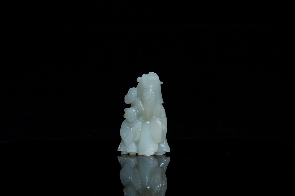 Une figure de 'Shou Lao &agrave; l'enfant' en jade sculpt&eacute;, Chine, 18&egrave;me