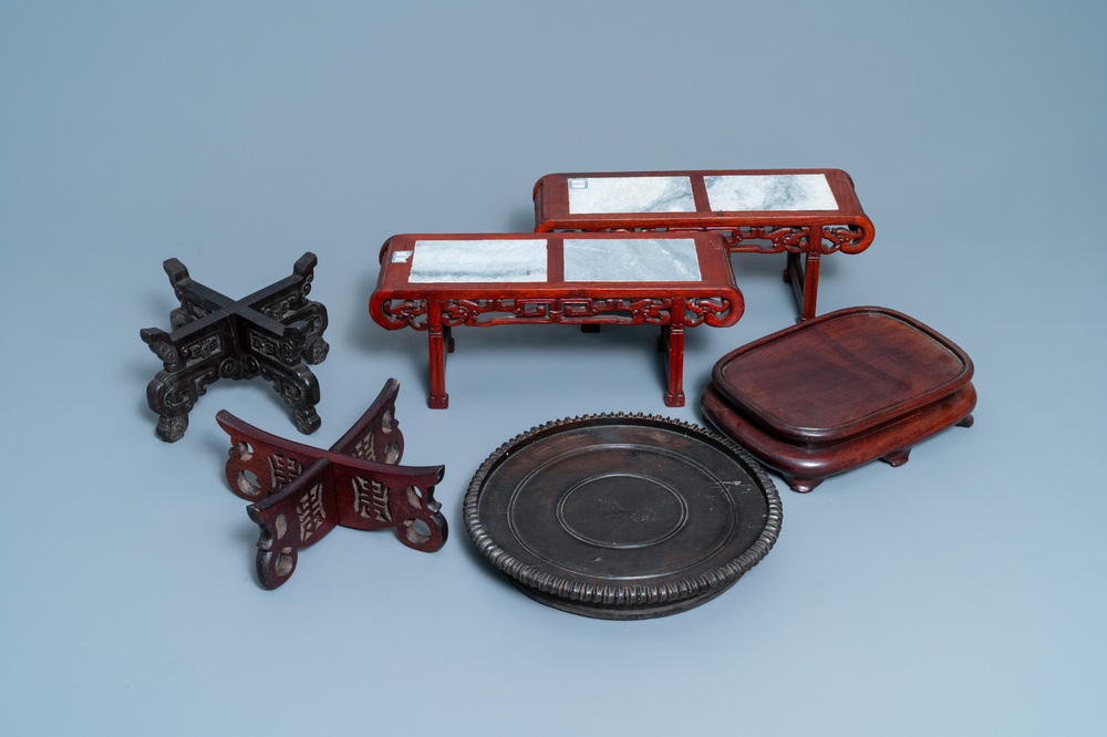 Zes diverse grote Chinese houten sokkels, 19/20e eeuw