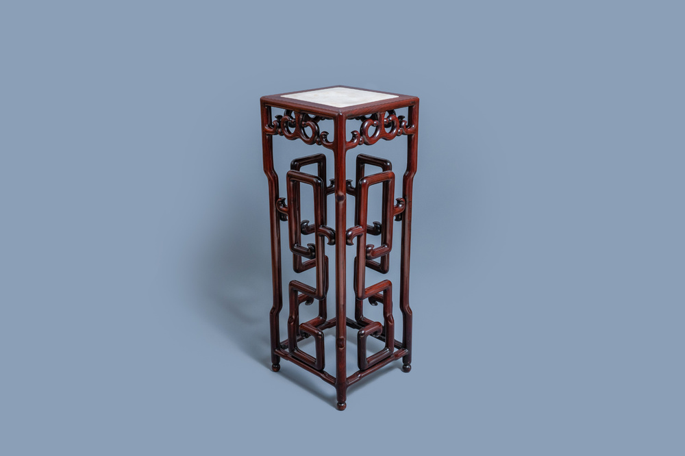 Un grand socle en bois sculpt&eacute; incrust&eacute; de marbre, Chine, 20&egrave;me